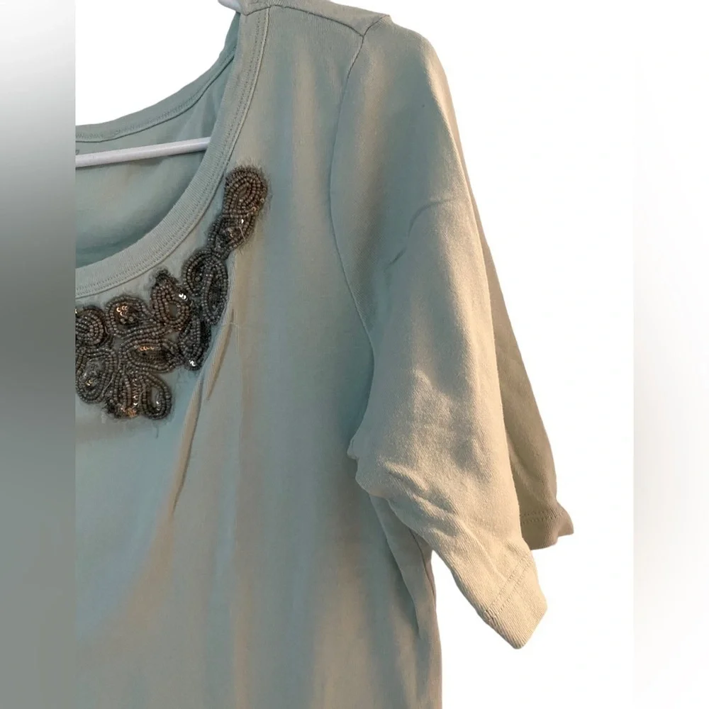 BEADED APPLIQUÉ Tee shirt by Caslon short sleeve Light teal cotton. Medium C